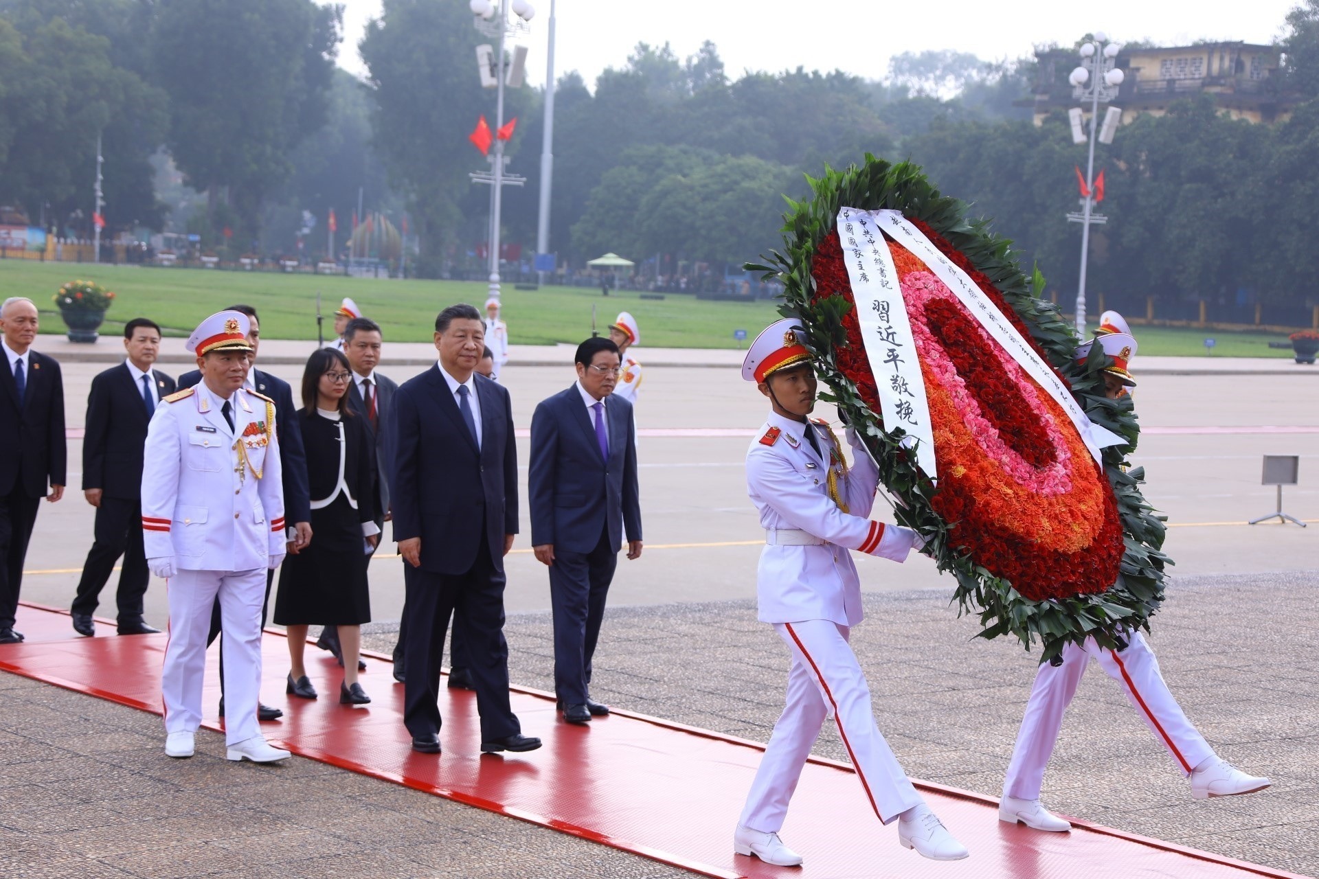 Tổng bí thư, Chủ tịch nước Tập Cận Bình vào Lăng viếng Chủ tịch Hồ Chí Minh - Ảnh 1.