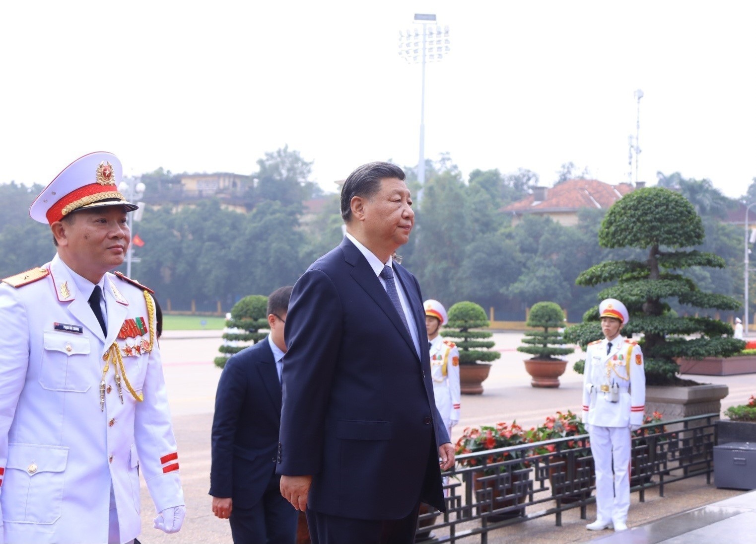 Tổng bí thư, Chủ tịch nước Tập Cận Bình vào Lăng viếng Chủ tịch Hồ Chí Minh - Ảnh 4.