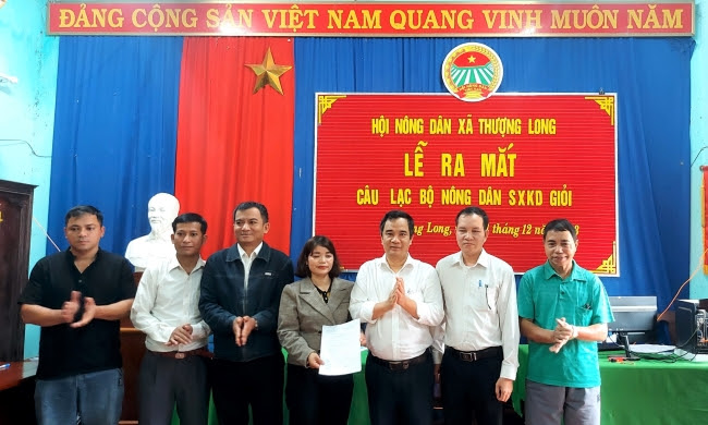 Chủ tịch UBND tỉnh Thừa Thiên Huế khen thưởng 4 nông dân ở huyện miền núi Nam Đông  - Ảnh 1.