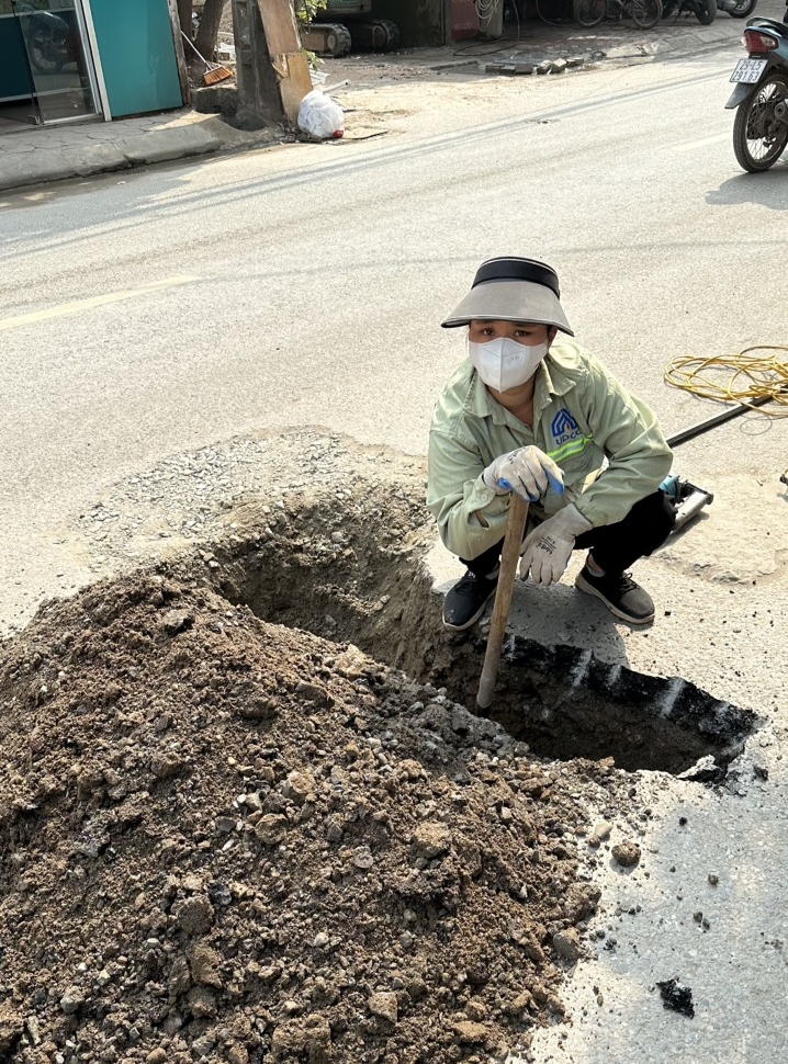 Đường vừa làm xong đã bị đào bới để cải tạo mạng lưới cấp nước - Ảnh 2.