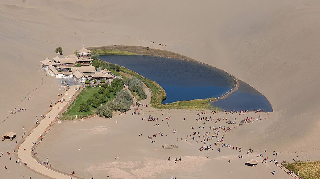 Bí ẩn hồ nước trên sa mạc không bao giờ cạn suốt 2.000 năm - Ảnh 1.