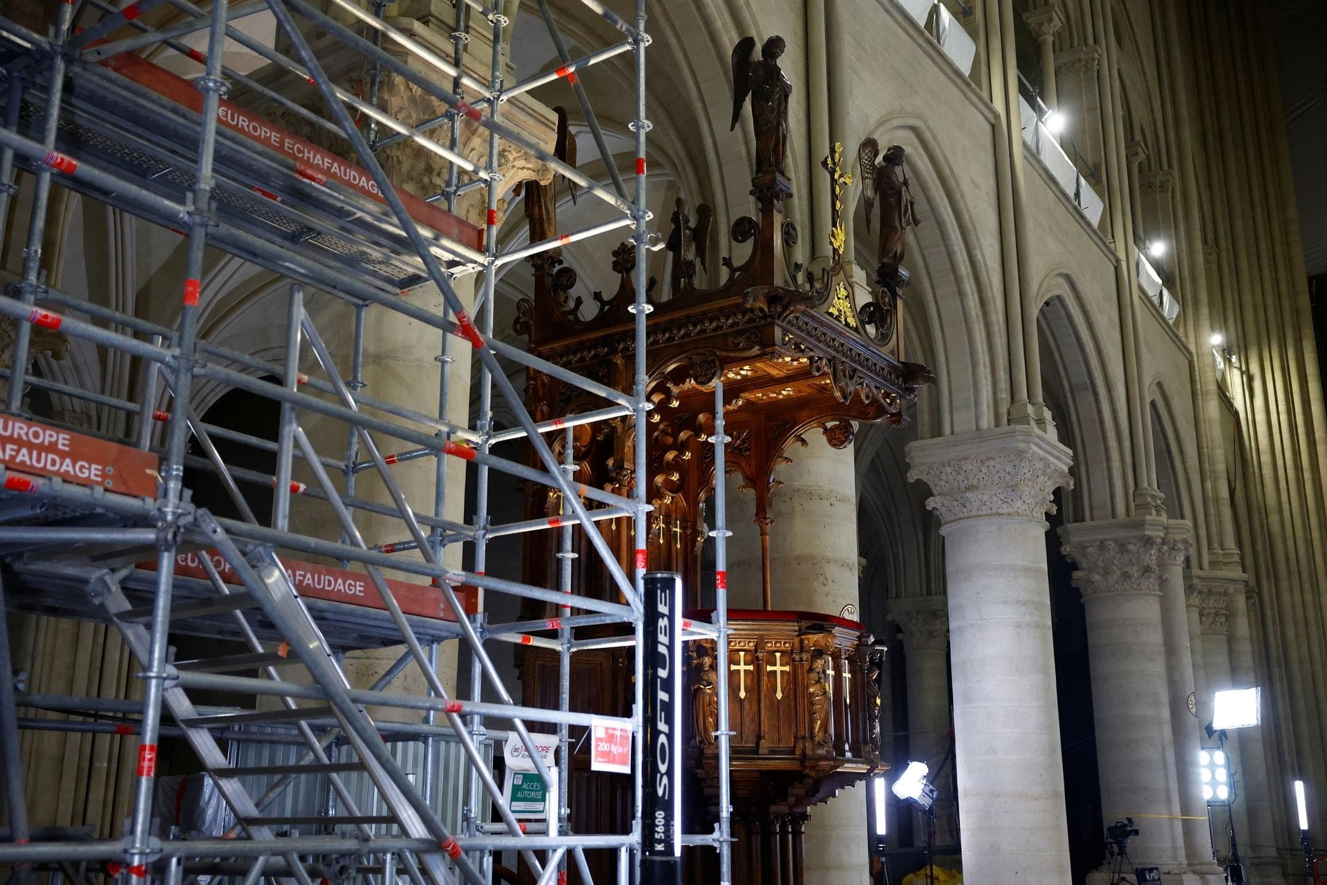 Nhà thờ Đức Bà Paris còn lại gì, công nhân đang tất bật sửa chữa ra sao? - Ảnh 9.