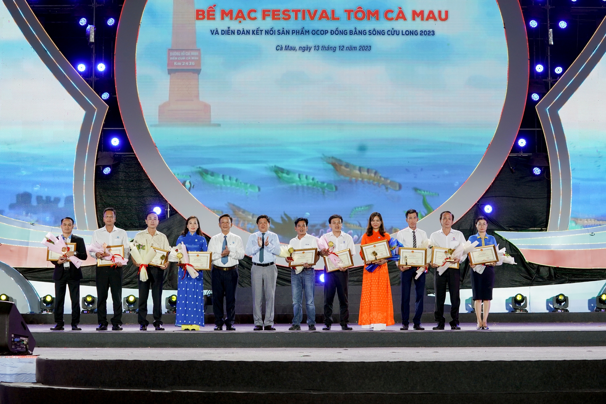 Chùm ảnh về hoạt động của VNPT Cà Mau đồng hành cùng Festival Tôm Cà Mau năm 2023 - Ảnh 1.