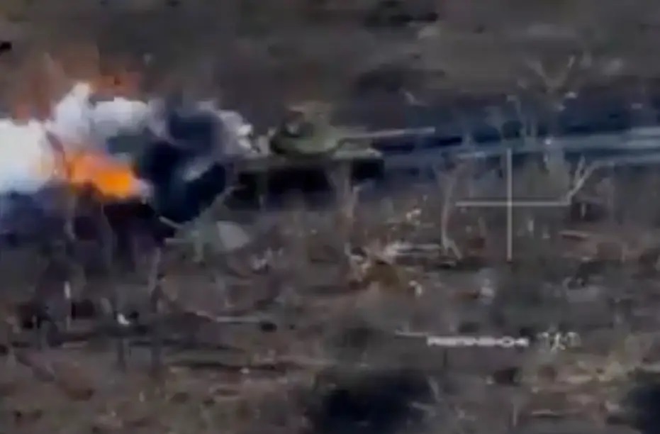 Xe tăng 'chạy bán sống bán chết' trên chiến trường Ukraine vì bị bầy đàn UAV rượt đuổi, tấn công dữ dội - Ảnh 1.