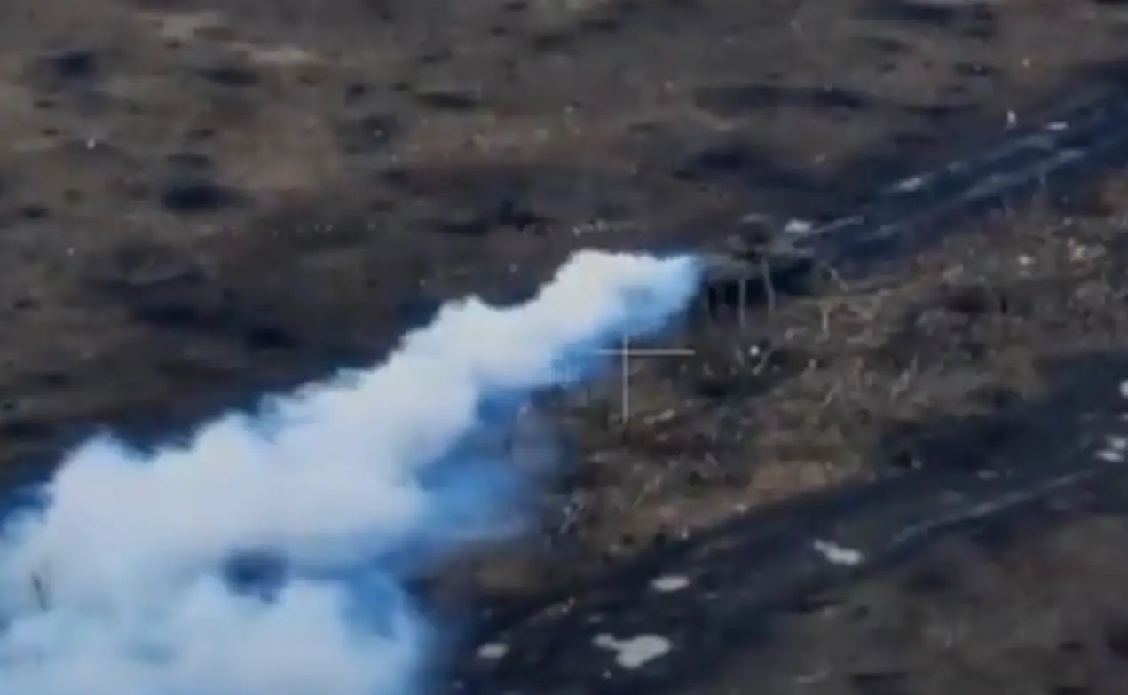 Xe tăng 'chạy bán sống bán chết' trên chiến trường Ukraine vì bị bầy đàn UAV rượt đuổi, tấn công dữ dội - Ảnh 3.
