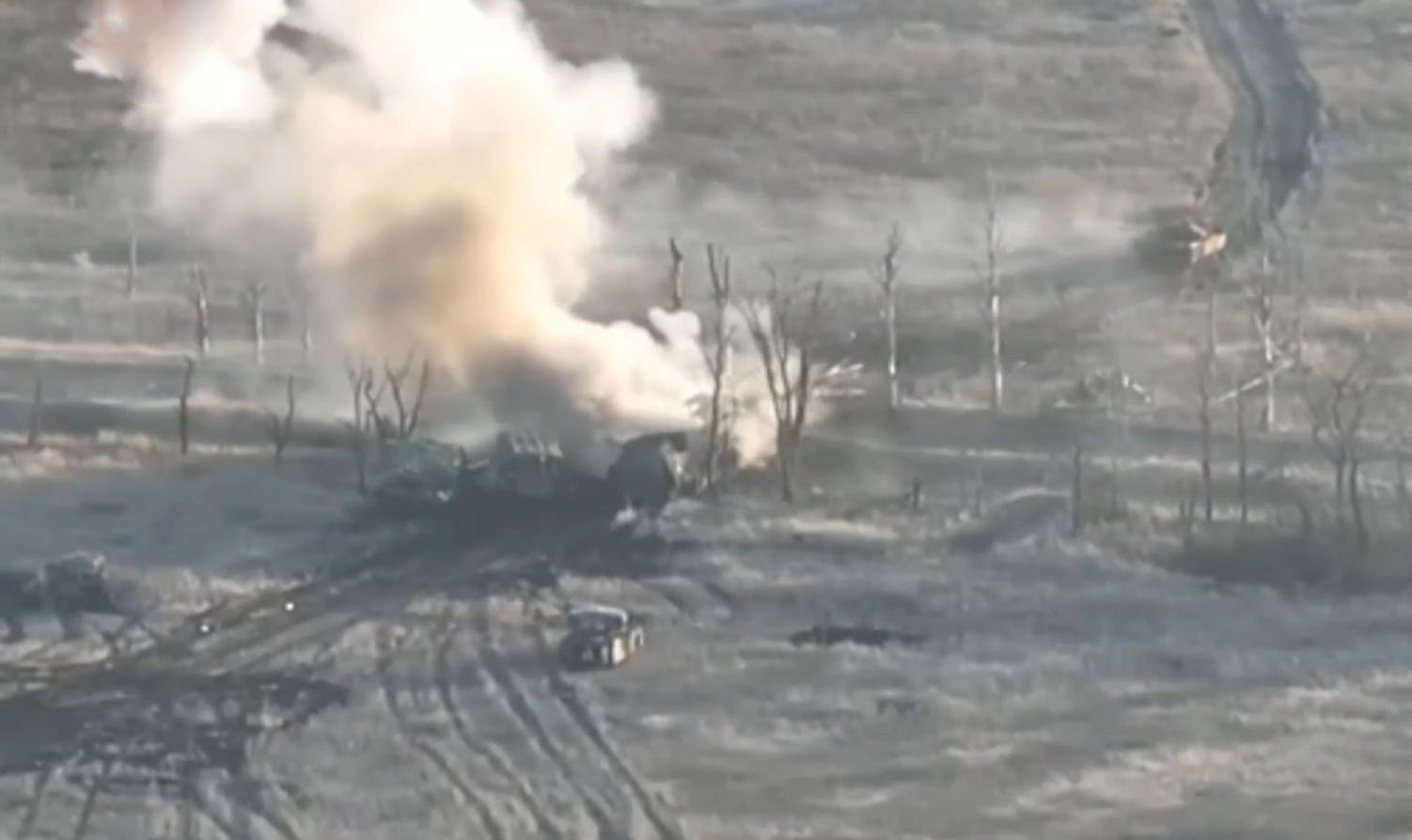 Lính dù Ukraine phục kích thành công đoàn xe bọc thép của Nga gần Maryinka - Ảnh 2.
