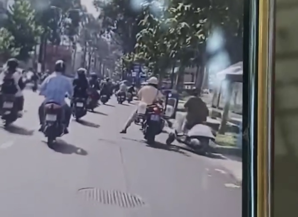 Đang xác minh clip nam thanh niên bị CSGT lái xe đặc chủng, dùng chân đạp vào xe máy - Ảnh 1.