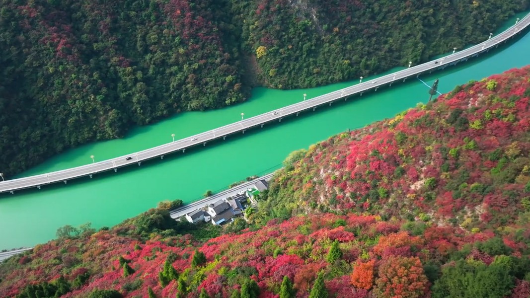 Cao tốc đi giữa lòng sông, đẹp như tranh vẽ và tiết kiệm hơn cao tốc mặt đất ở Trung Quốc - Ảnh 1.