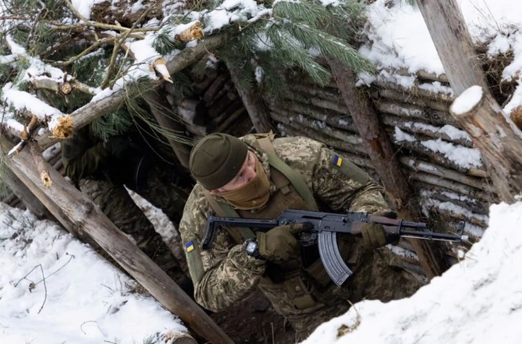 Cận cảnh binh sĩ Ukraine huấn luyện trên cánh đồng đầy tuyết ở Ba Lan trước khi ra trận - Ảnh 2.