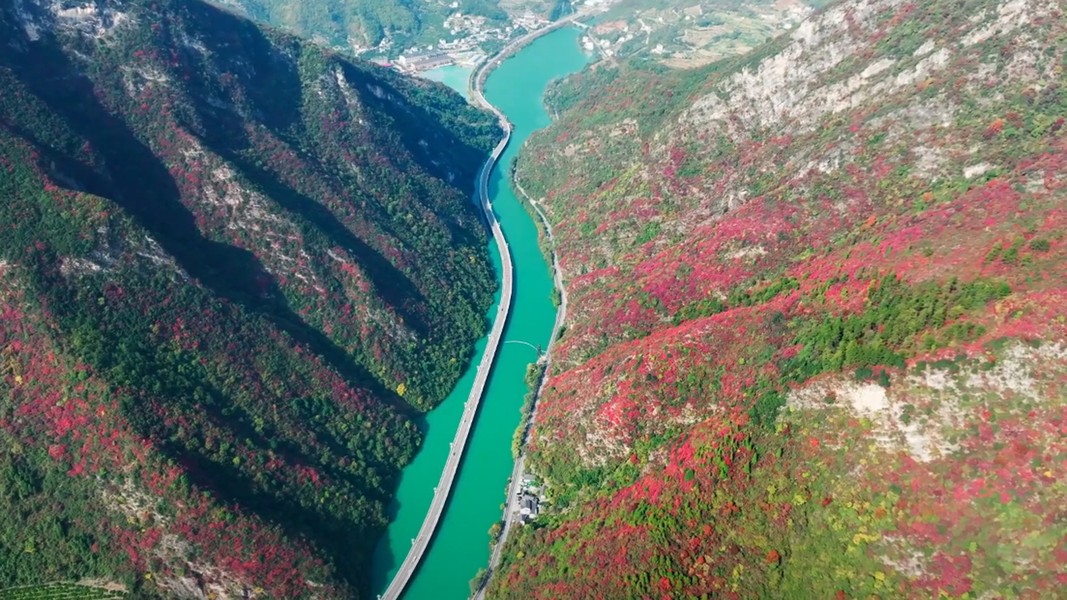 Cao tốc đi giữa lòng sông, đẹp như tranh vẽ và tiết kiệm hơn cao tốc mặt đất ở Trung Quốc - Ảnh 2.