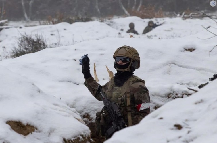 Cận cảnh binh sĩ Ukraine huấn luyện trên cánh đồng đầy tuyết ở Ba Lan trước khi ra trận - Ảnh 3.