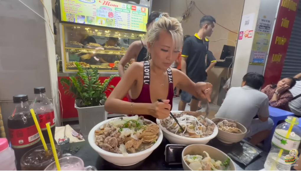 "Holy food" Americans succumb to the challenge of eating 2 bowls of vermicelli weighing 4.4kg in Ho Chi Minh City - Photo 3.