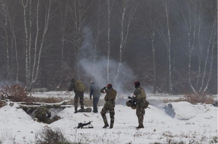 Cận cảnh binh sĩ Ukraine huấn luyện trên cánh đồng đầy tuyết ở Ba Lan trước khi ra trận - Ảnh 4.