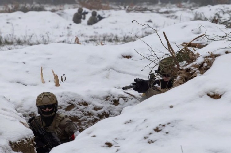 Cận cảnh binh sĩ Ukraine huấn luyện trên cánh đồng đầy tuyết ở Ba Lan trước khi ra trận - Ảnh 5.