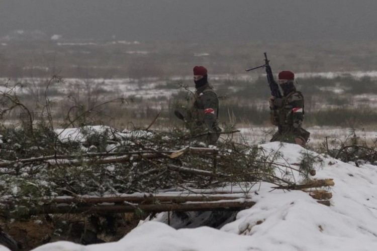 Cận cảnh binh sĩ Ukraine huấn luyện trên cánh đồng đầy tuyết ở Ba Lan trước khi ra trận - Ảnh 6.