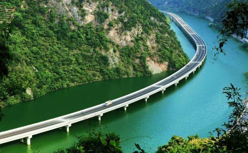 Cao tốc đi giữa lòng sông, đẹp như tranh vẽ và tiết kiệm hơn cao tốc mặt đất ở Trung Quốc - Ảnh 7.