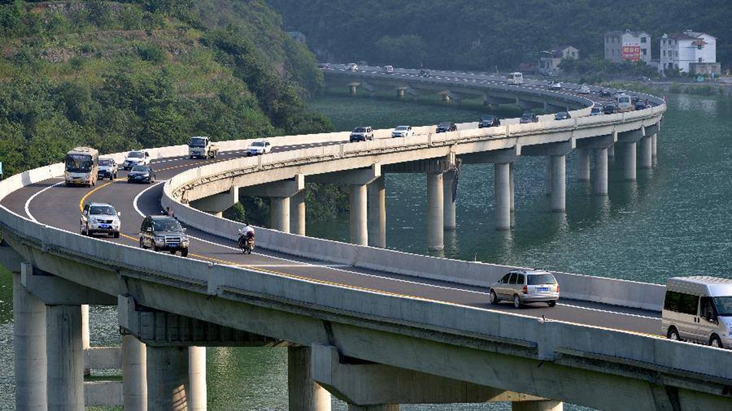 Cao tốc đi giữa lòng sông, đẹp như tranh vẽ và tiết kiệm hơn cao tốc mặt đất ở Trung Quốc - Ảnh 8.