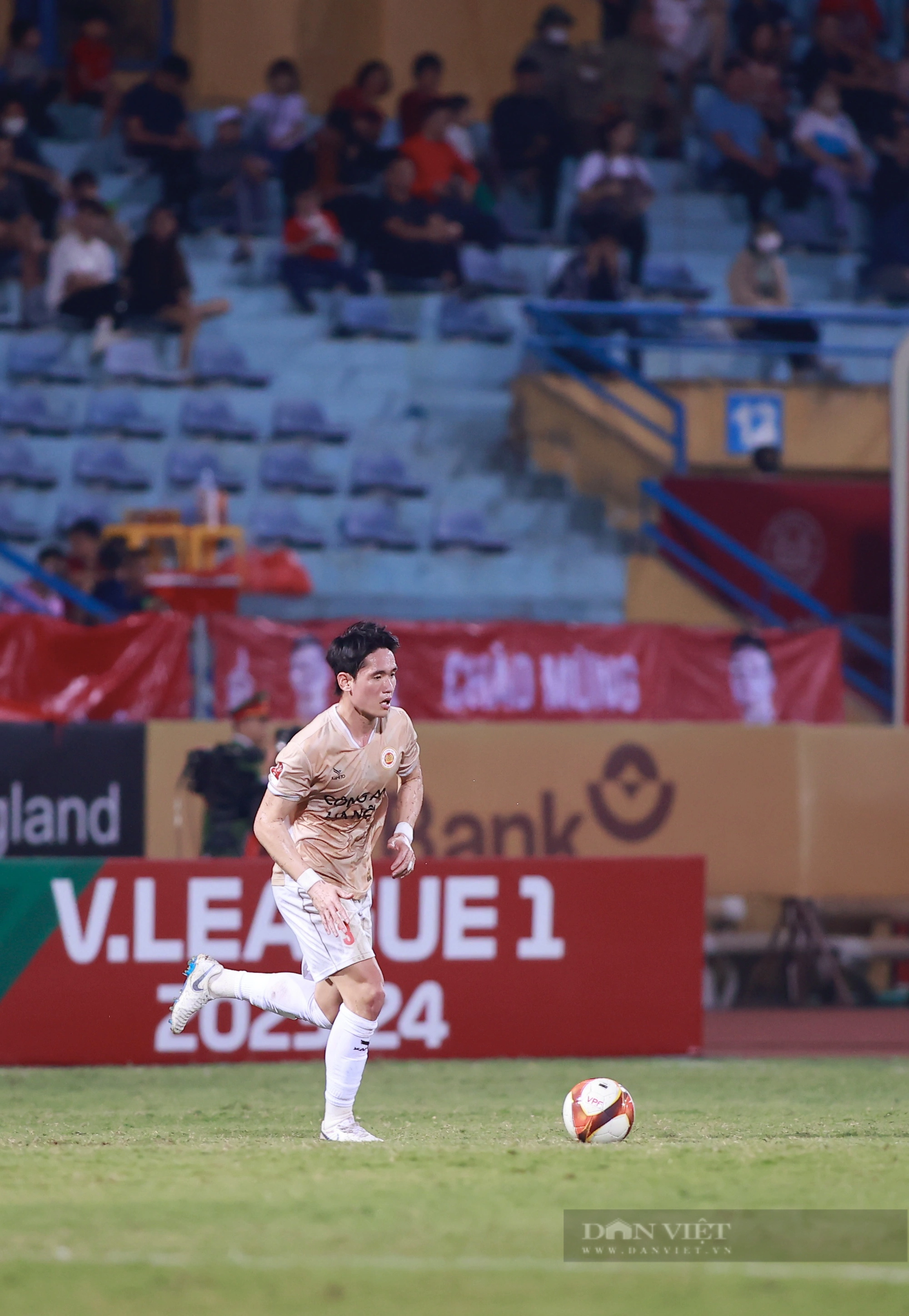 Filip Nguyễn mang găng tay cờ đỏ sao vàng trong ngày đấu Quảng Nam - Ảnh 2.