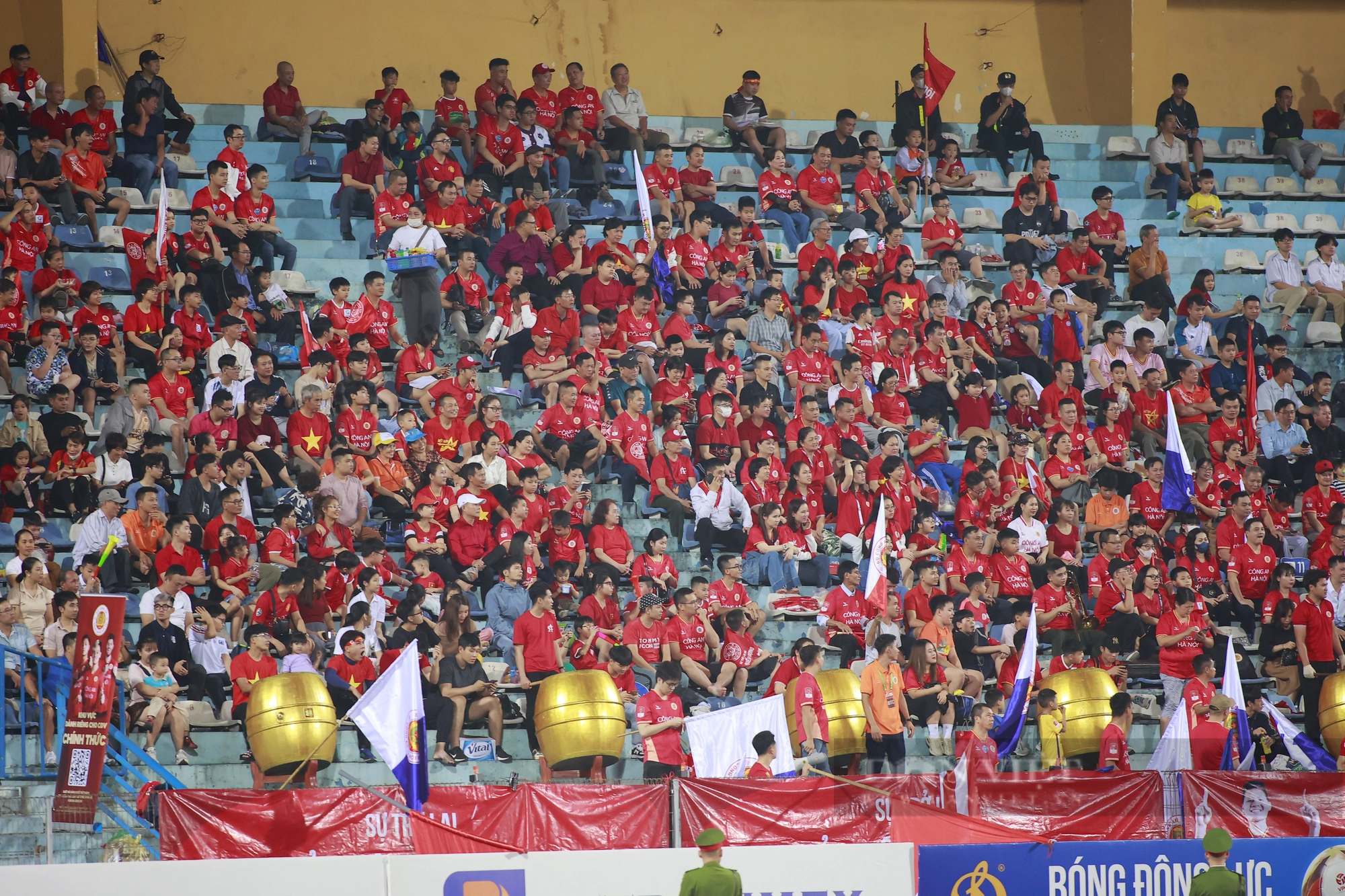 Filip Nguyễn mang găng tay cờ đỏ sao vàng trong ngày đấu Quảng Nam - Ảnh 3.