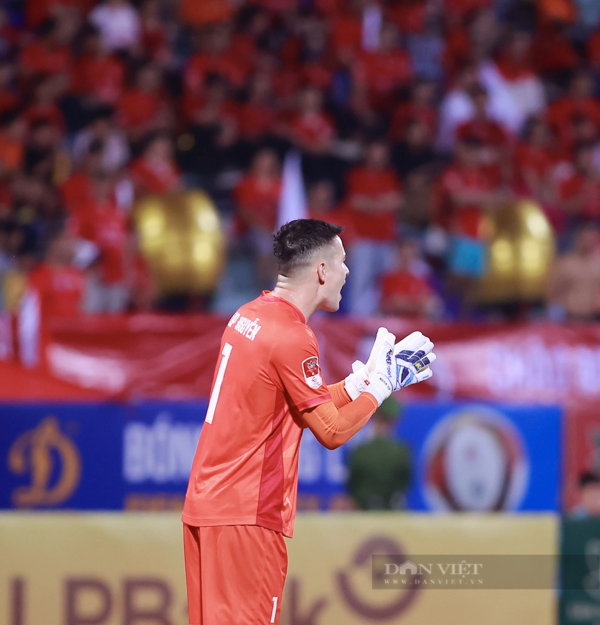 Filip Nguyễn mang găng tay cờ đỏ sao vàng trong ngày đấu Quảng Nam - Ảnh 5.