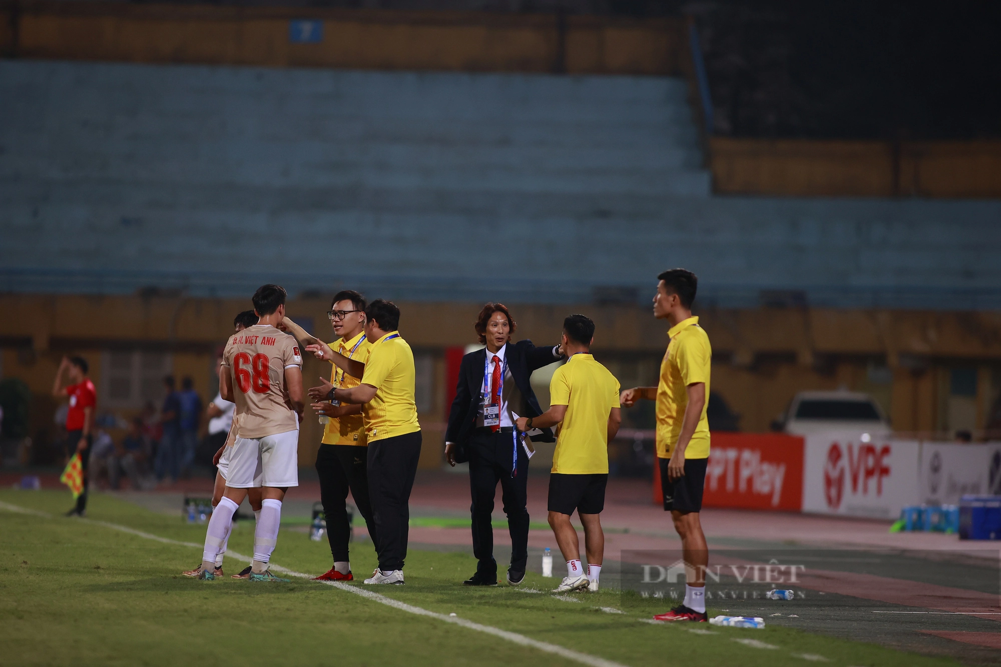 Filip Nguyễn mang găng tay cờ đỏ sao vàng trong ngày đấu Quảng Nam - Ảnh 9.