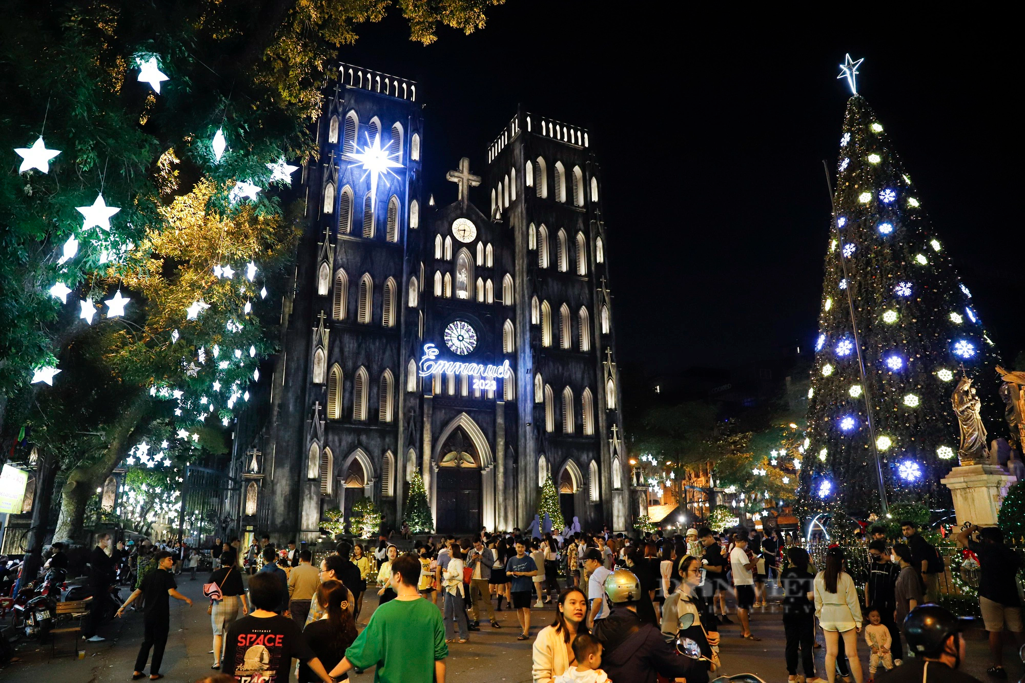 Nhà thờ Lớn Hà Nội &quot;thay áo mới&quot; thu hút hàng nghìn du khách đón Giáng sinh sớm - Ảnh 1.