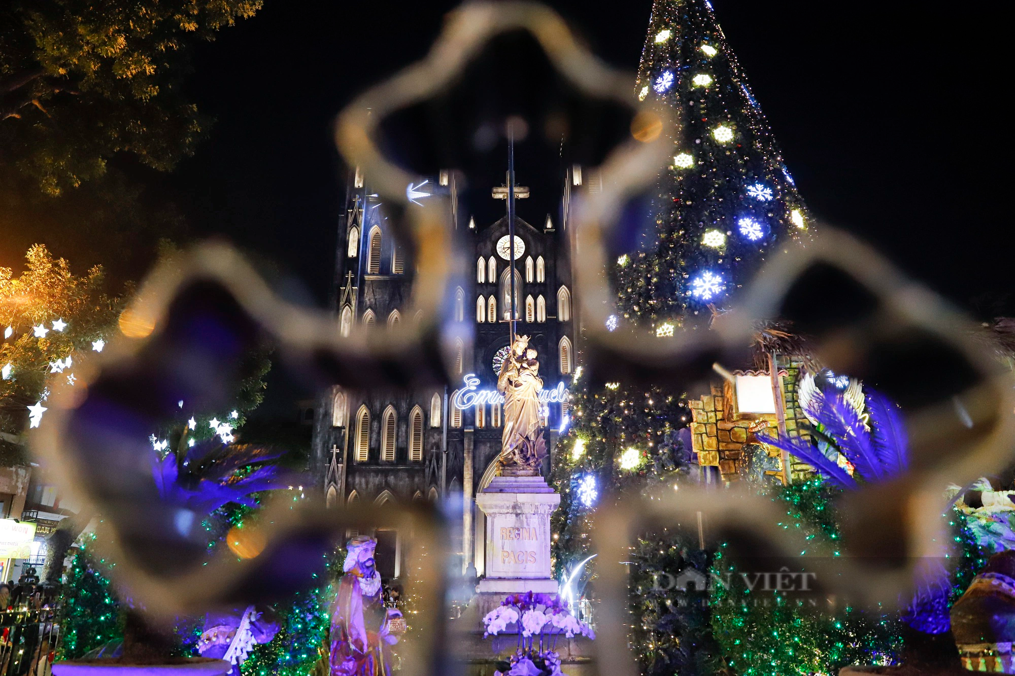 Nhà thờ Lớn Hà Nội &quot;thay áo mới&quot; thu hút hàng nghìn du khách đón Giáng sinh sớm - Ảnh 3.