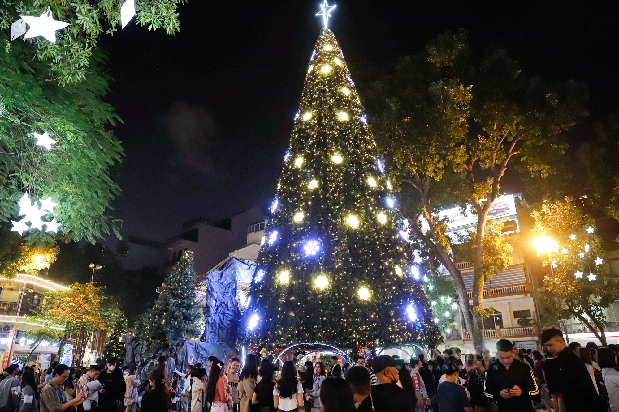 Nhà thờ Lớn Hà Nội &quot;thay áo mới&quot; thu hút hàng nghìn du khách đón Giáng sinh sớm - Ảnh 4.
