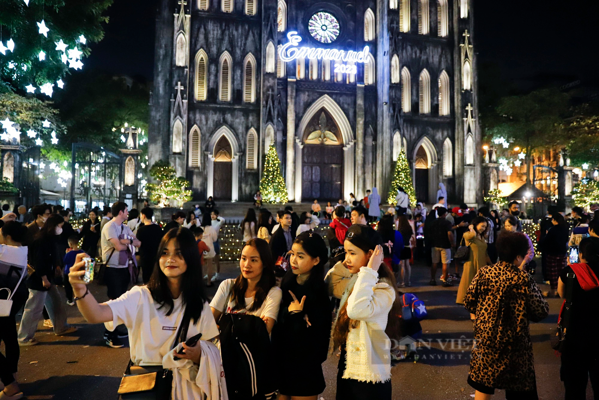 Nhà thờ Lớn Hà Nội &quot;thay áo mới&quot; thu hút hàng nghìn du khách đón Giáng sinh sớm - Ảnh 5.