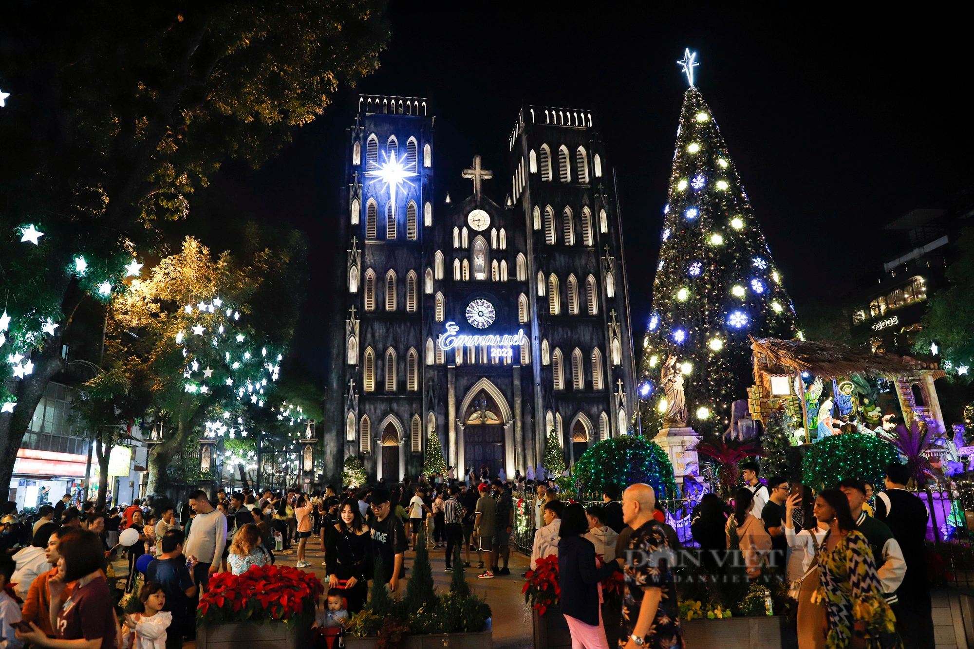 Nhà thờ Lớn Hà Nội &quot;thay áo mới&quot; thu hút hàng nghìn du khách đón Giáng sinh sớm - Ảnh 12.
