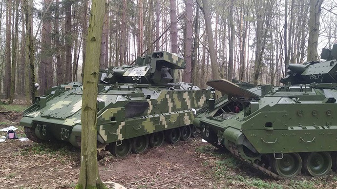 Xe chiến đấu Bradley của Ukraine một mình phá hủy nguyên đoàn xe bọc thép của Nga gần Avdiivka - Ảnh 1.