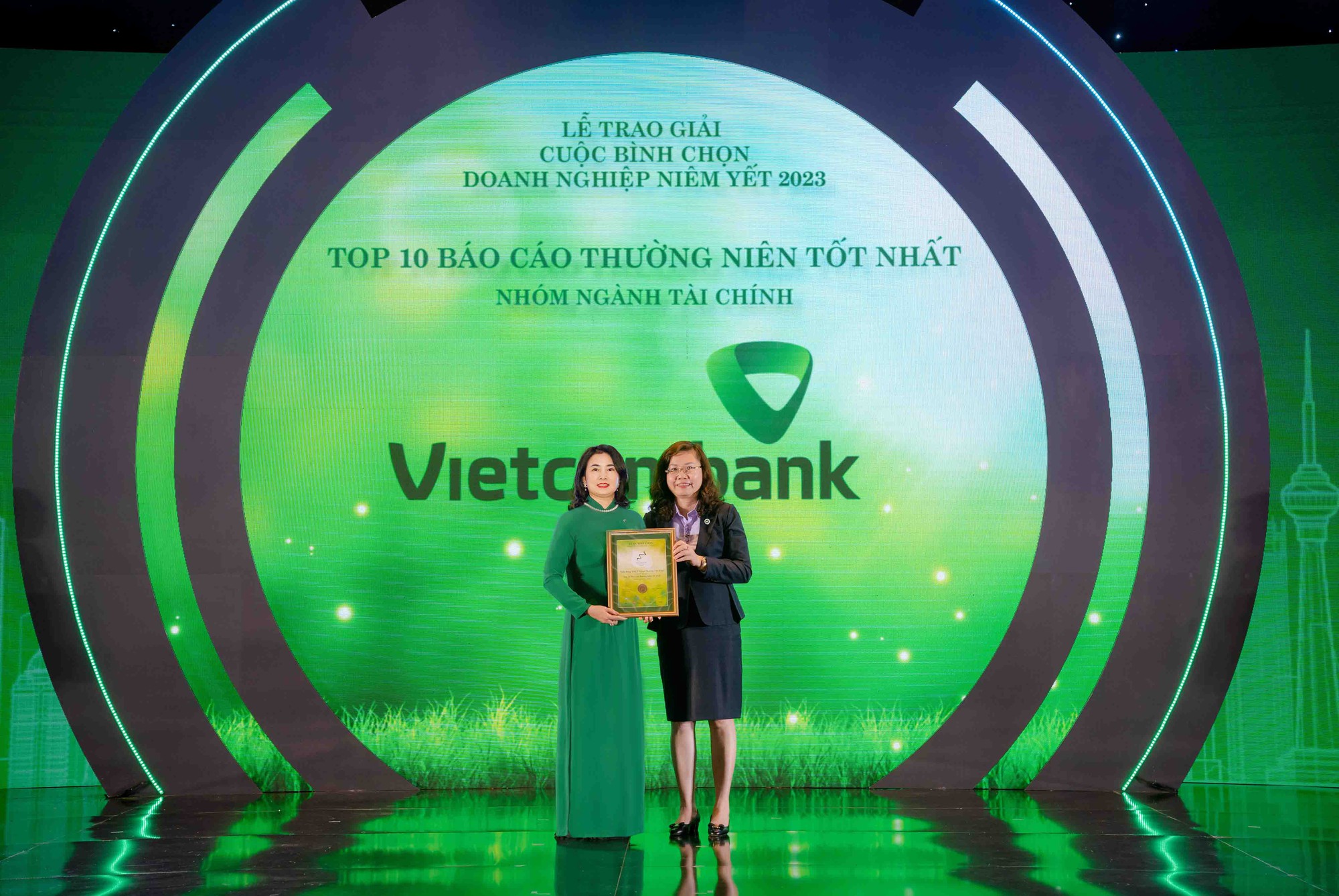 Đại diện Vietcombank, bà Bạch Thị Thanh Hà - Trưởng phòng Quan hệ công chúng (bên trái) nhận giải thưởng từ BTC.