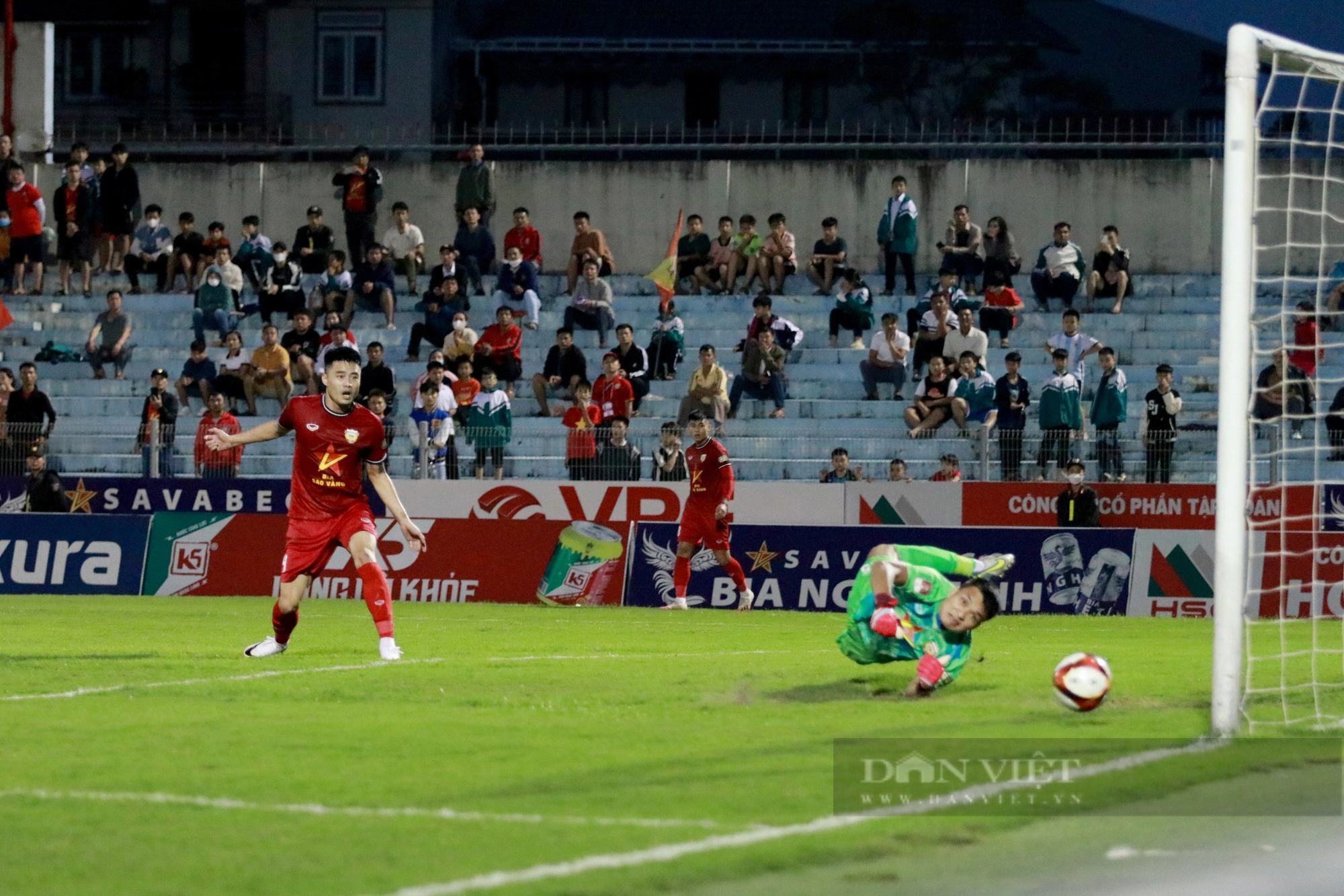 CĐV “đội mưa” cổ vũ cho Hồng Lĩnh Hà Tĩnh đấu với Quy Nhơn Bình Định  - Ảnh 9.