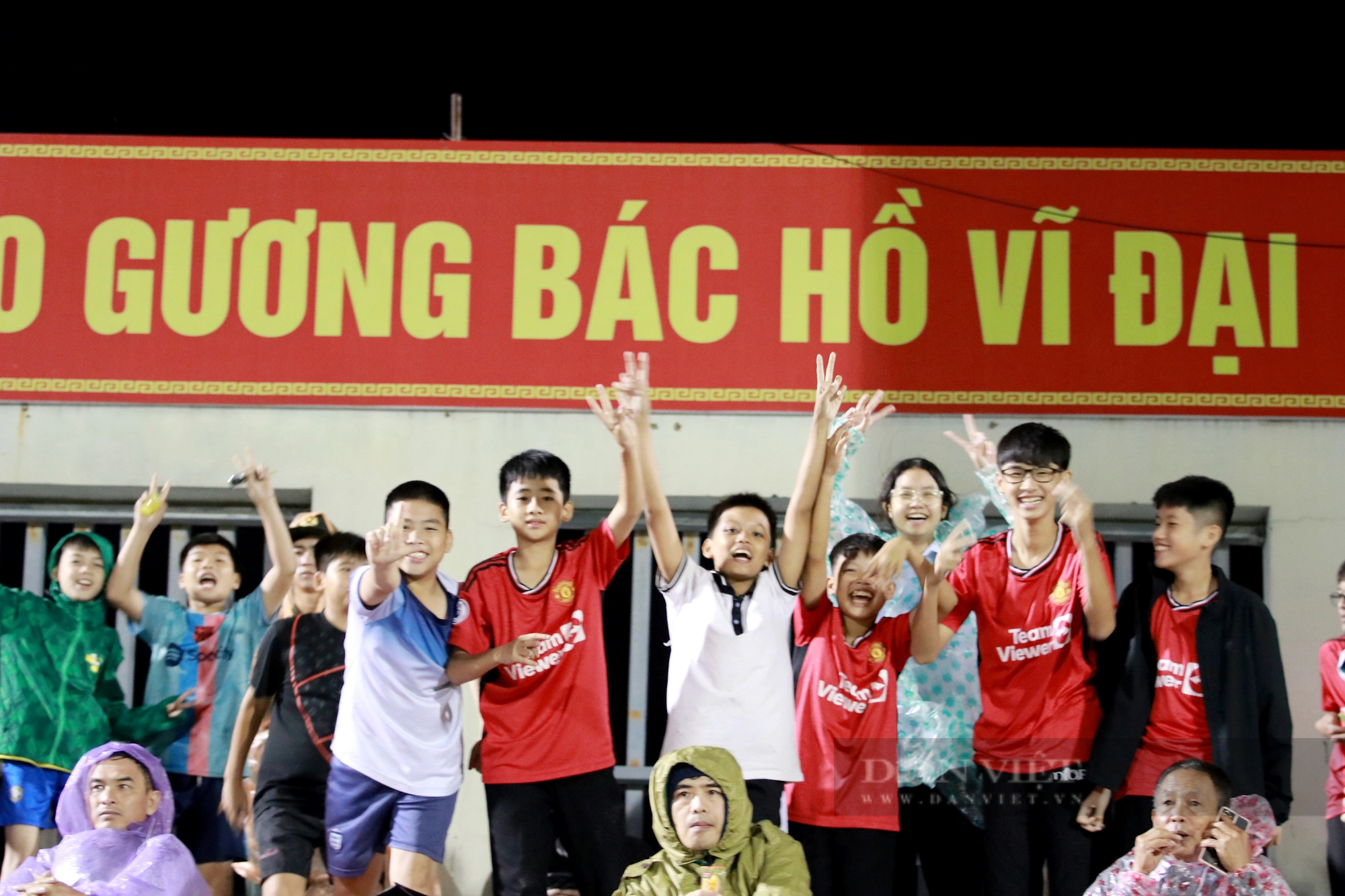 CĐV “đội mưa” cổ vũ cho Hồng Lĩnh Hà Tĩnh đấu với Quy Nhơn Bình Định  - Ảnh 11.