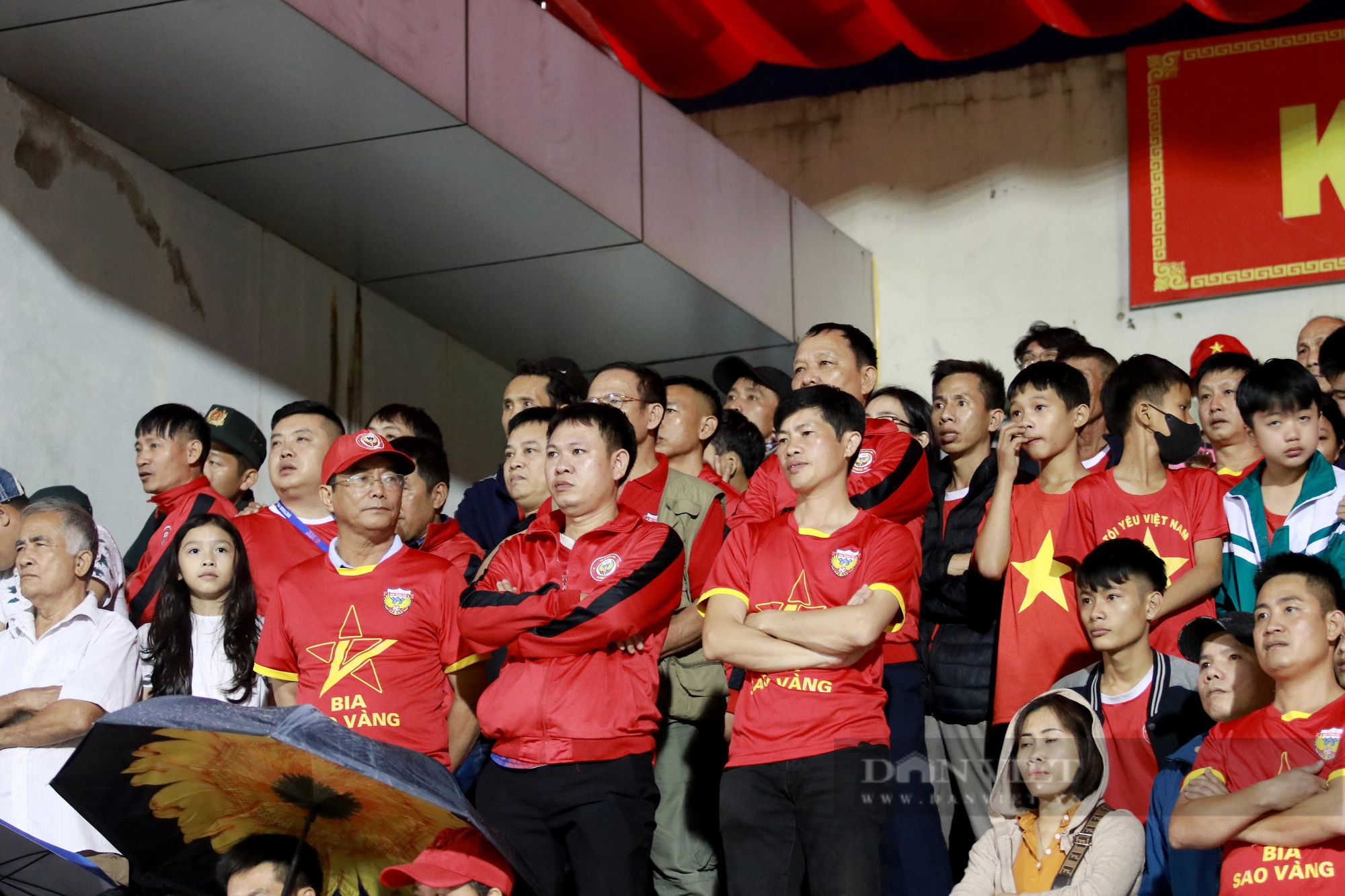 CĐV “đội mưa” cổ vũ cho Hồng Lĩnh Hà Tĩnh đấu với Quy Nhơn Bình Định  - Ảnh 14.