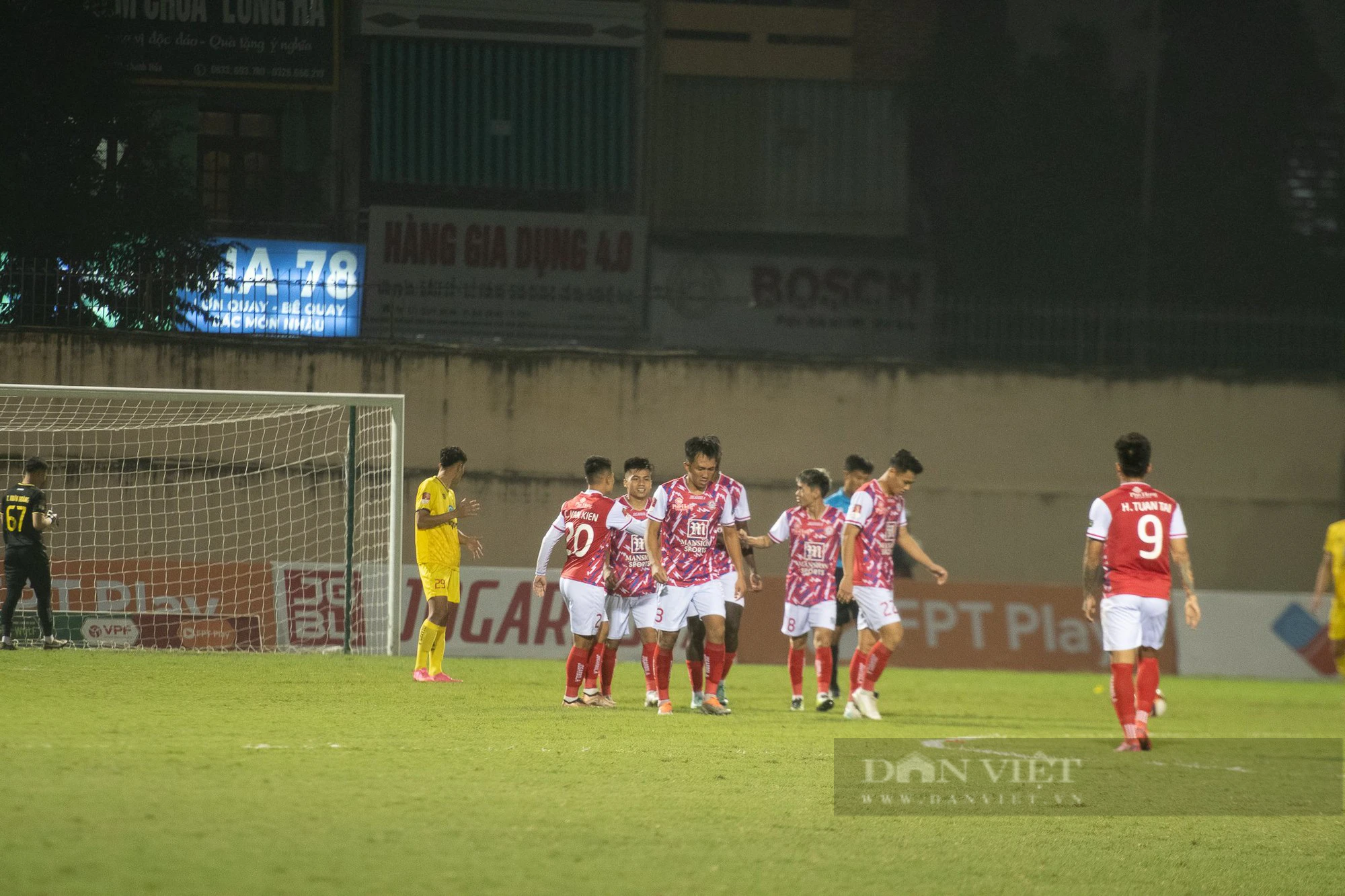 Đông Á Thanh Hoá chia điểm trên sân nhà với TP Hồ Chí Minh trong trận đấu thiếu người - Ảnh 8.