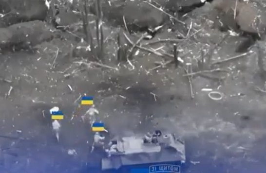 Quân Ukraine liều mình xông vào chiến hào Nga trong trận chiến Kupyansk dữ dội, quân Nga phải đầu hàng - Ảnh 1.