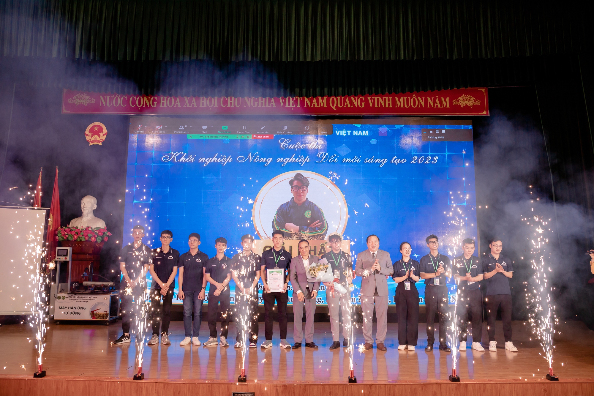 Chế tạo máy hàn tự động, sinh viên Học viện Nông nghiệp Việt Nam giành giải Nhất cuộc thi khởi nghiệp - Ảnh 1.