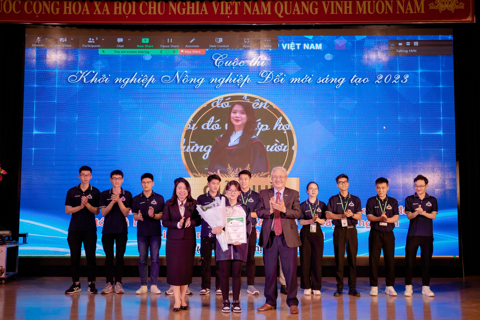 Chế tạo máy hàn tự động, sinh viên Học viện Nông nghiệp Việt Nam giành giải Nhất cuộc thi khởi nghiệp - Ảnh 2.