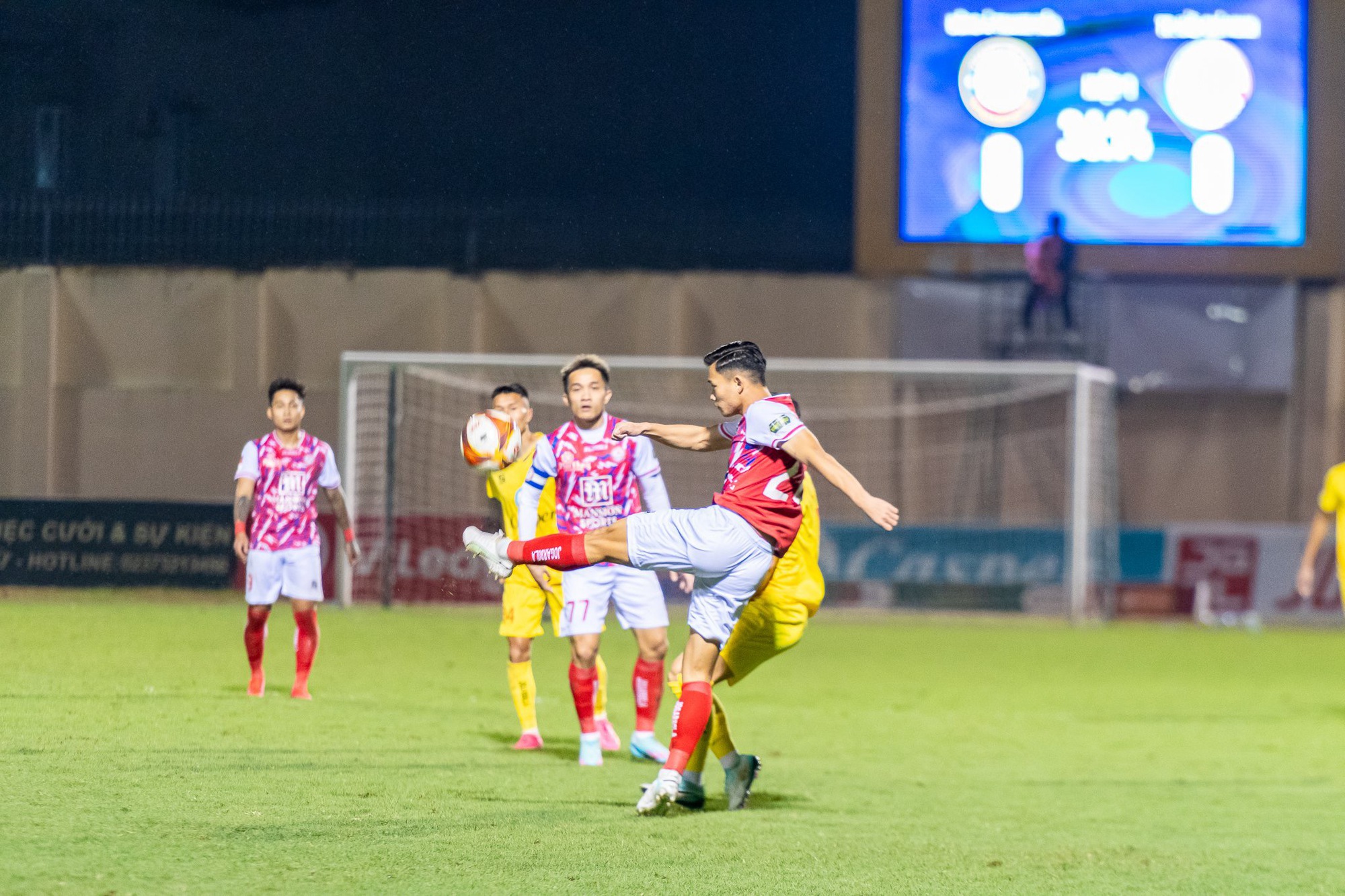 Đông Á Thanh Hoá chia điểm trên sân nhà với TP Hồ Chí Minh trong trận đấu thiếu người - Ảnh 6.