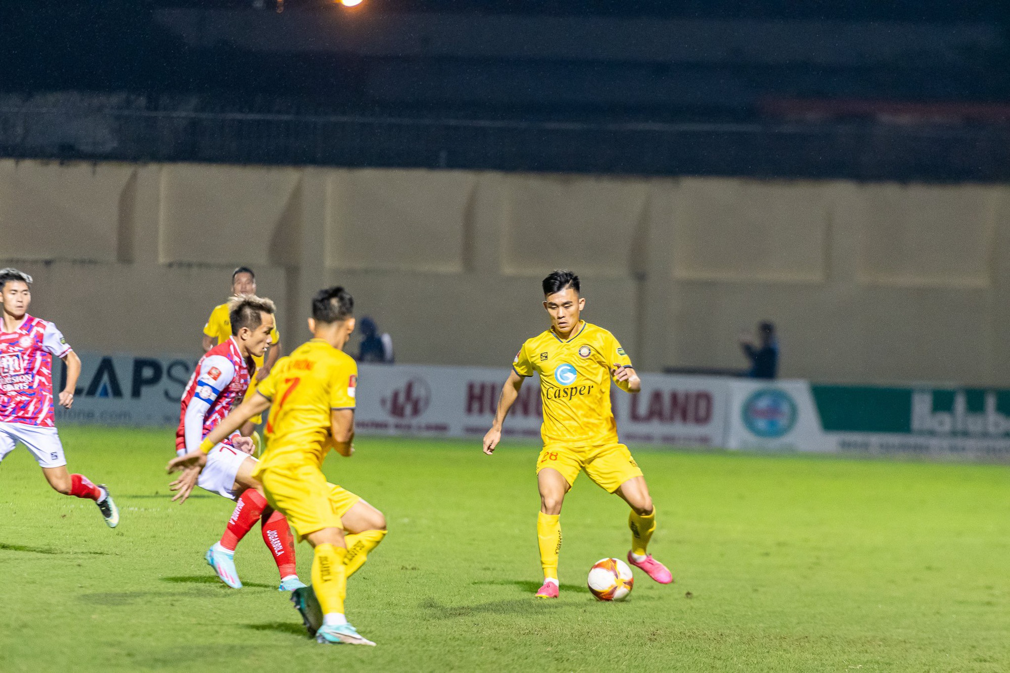 Đông Á Thanh Hoá chia điểm trên sân nhà với TP Hồ Chí Minh trong trận đấu thiếu người - Ảnh 1.