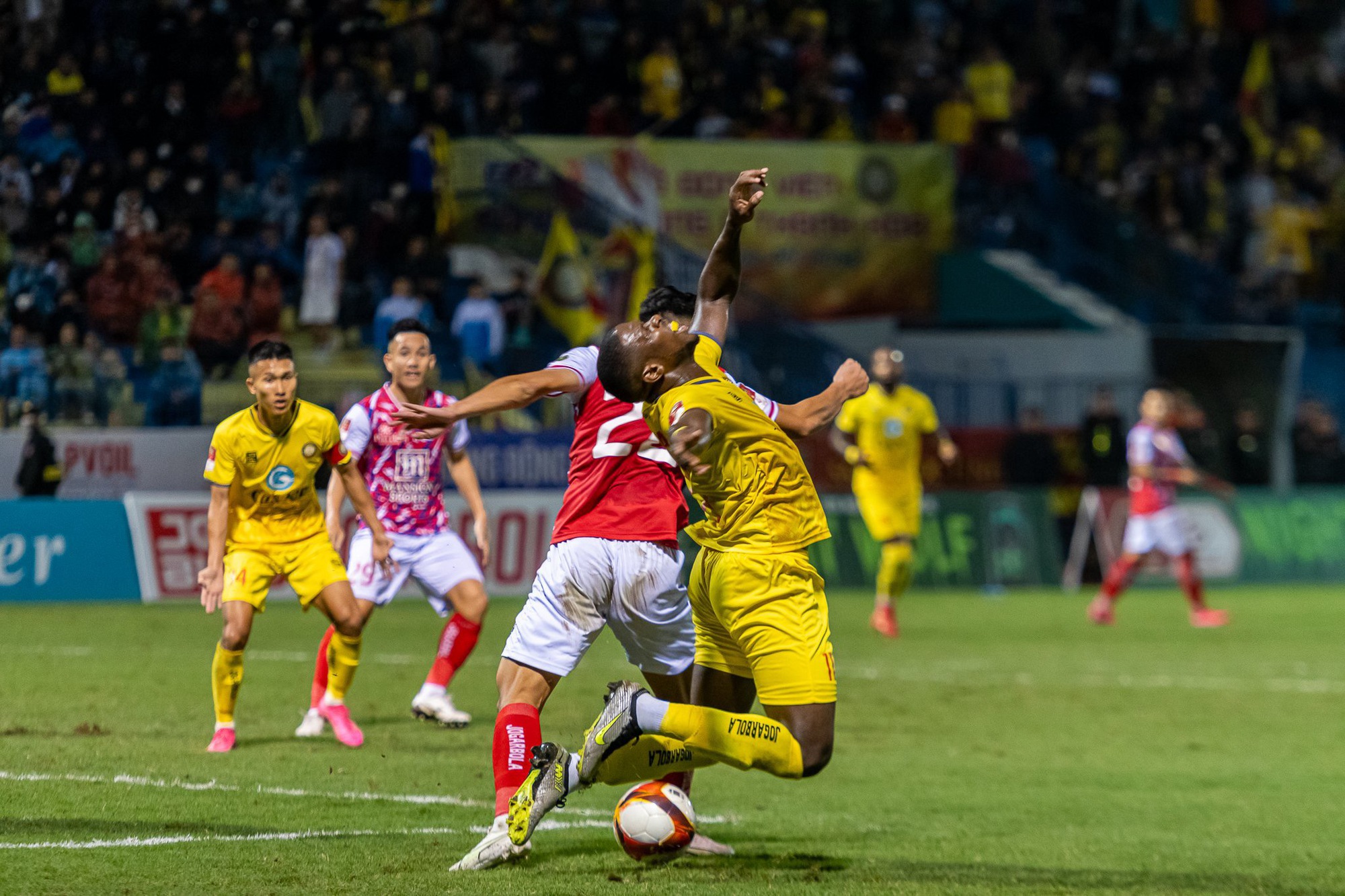 Đông Á Thanh Hoá chia điểm trên sân nhà với TP Hồ Chí Minh trong trận đấu thiếu người - Ảnh 3.