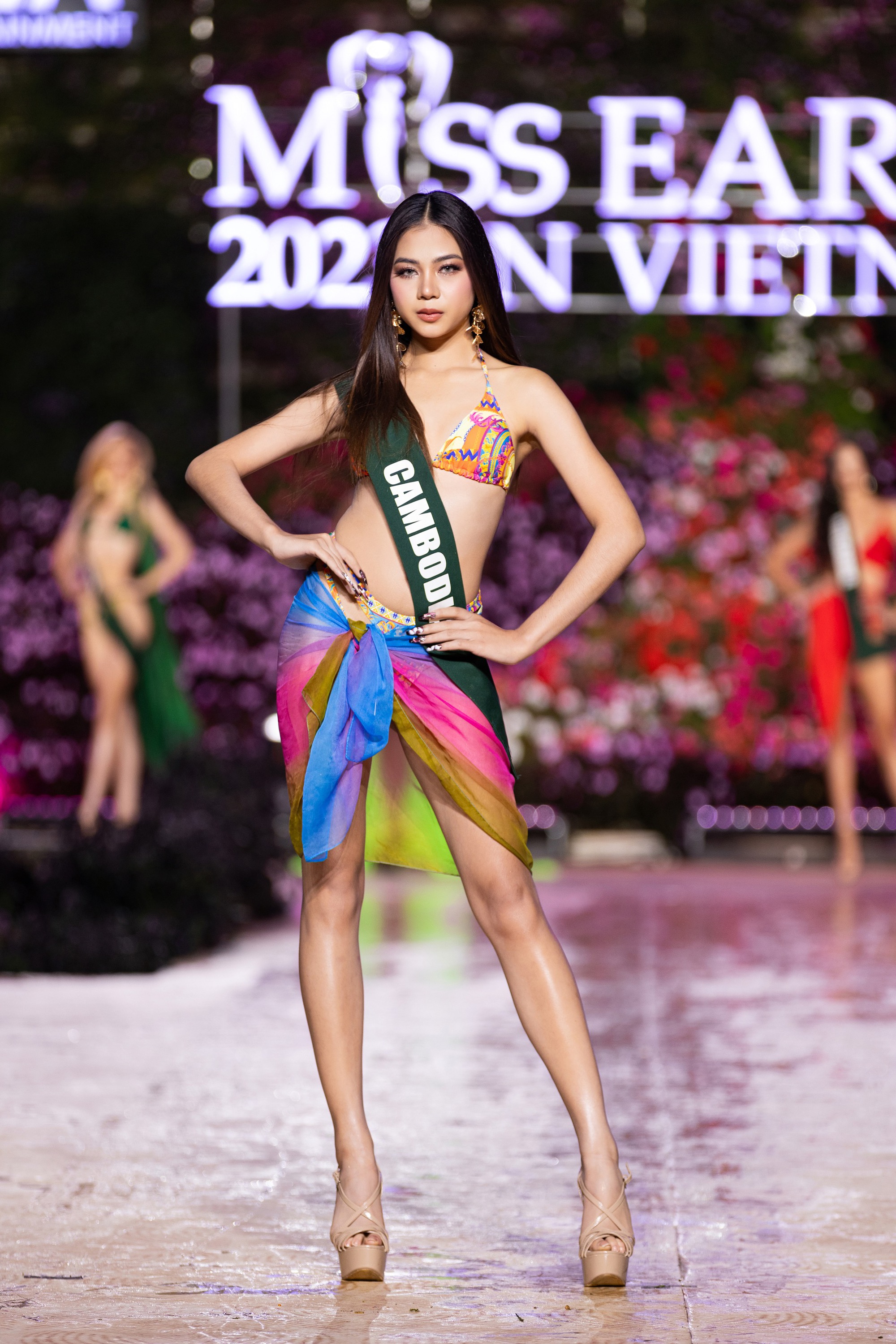 Bán kết Miss Earth 2023: Mỹ nhân Philippines mặc bikini nóng bỏng, Lan Anh bị đau chân vẫn trình diễn nổi bật nhất? - Ảnh 9.