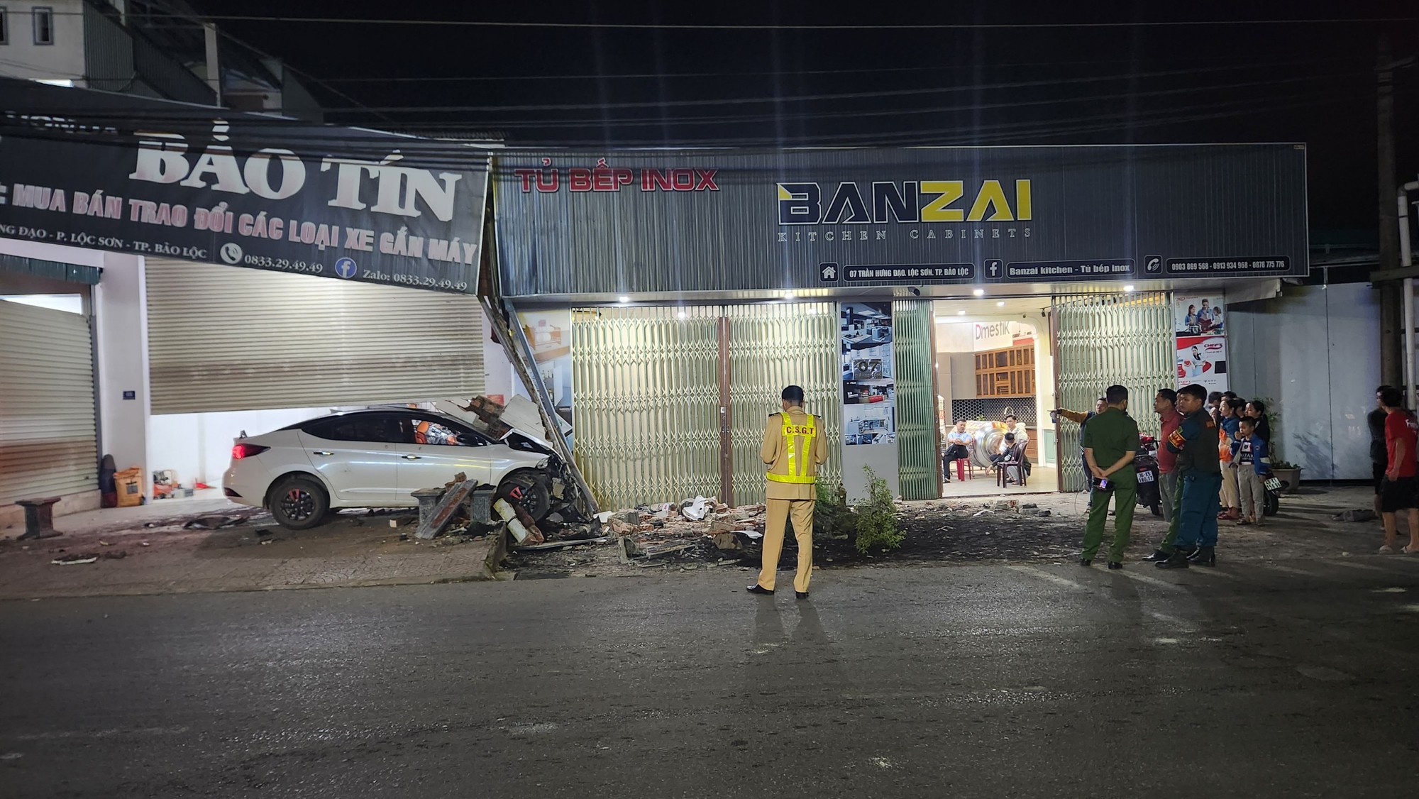 Clip: Xe con mất lái tông sập mái hiên nhà dân ở Lâm Đồng - Ảnh 3.