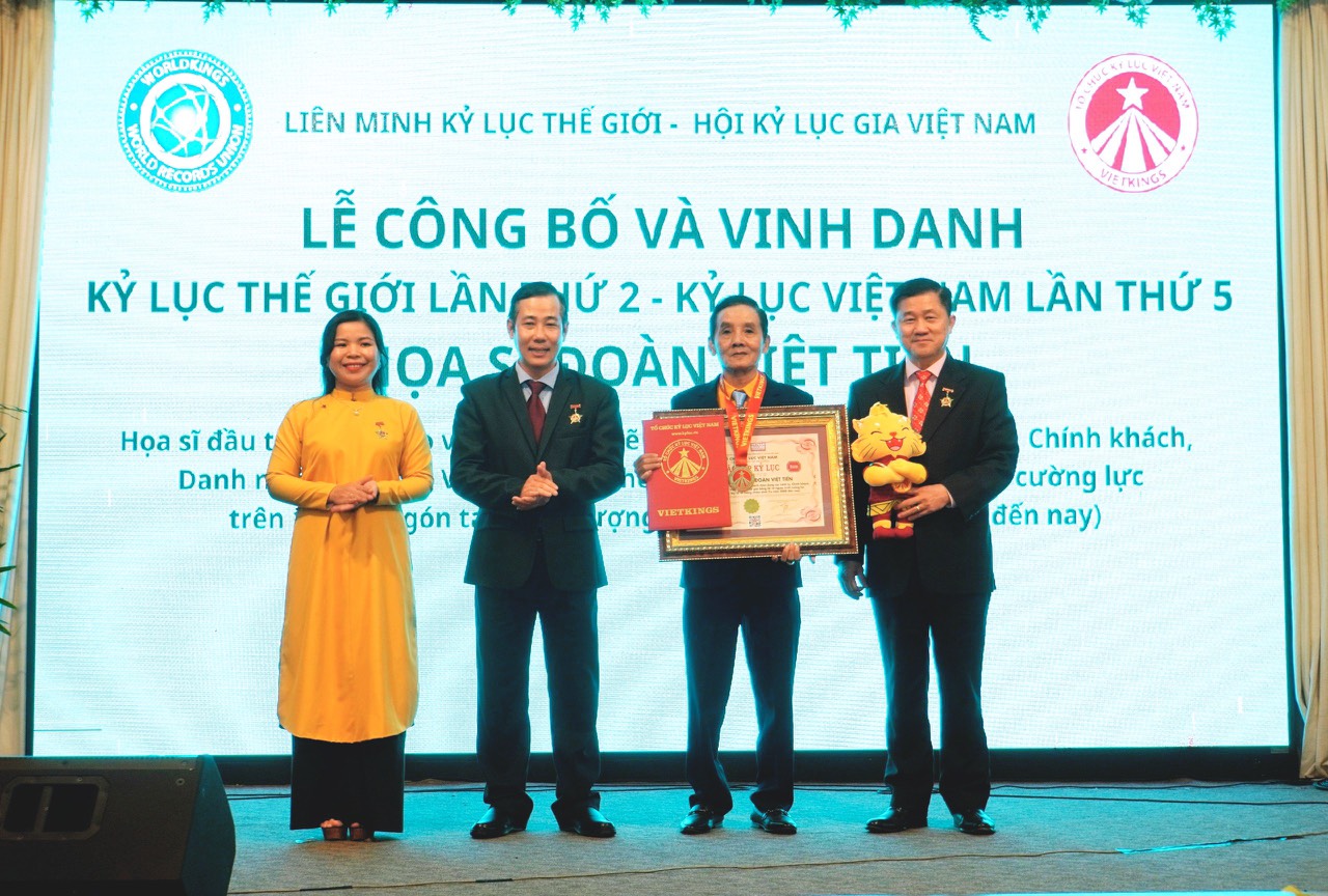 Họa sĩ Đoàn Việt Tiến vinh danh kỷ lục Việt Nam lần thứ 5, thế giới lần 2 với tranh vẽ ngược trên kính - Ảnh 1.