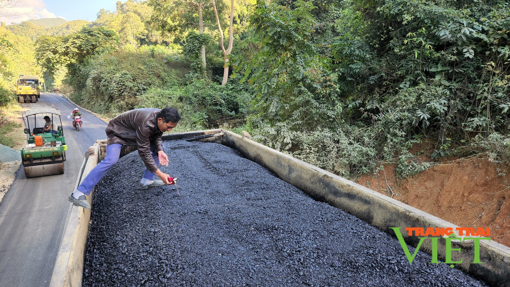 Than Uyên: Nâng cấp đường giao thông kết nối trung tâm huyện với vùng lòng hồ thủy điện Bản Chát - Ảnh 1.