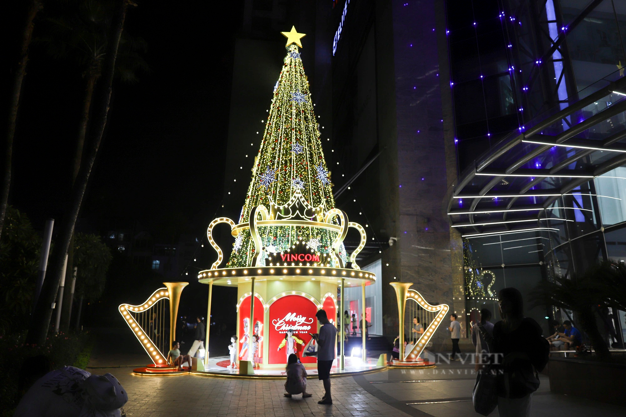 Giới trẻ Hà Nội xúng xính &quot;lên đồ&quot; check-in những cây thông Noel khổng lồ ở Hà Nội  - Ảnh 11.