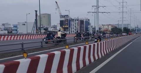 CSGT mời làm việc đoàn xe mô tô Harley nối đuôi nhau chạy trong làn xe ô tô trên cầu Bình Lợi - Ảnh 1.