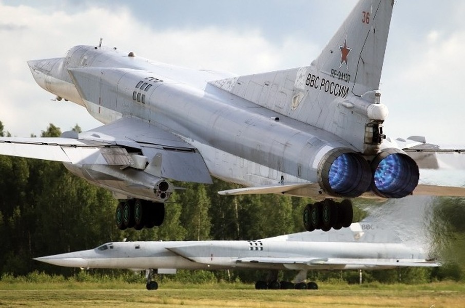Oanh tạc cơ Tu-22M3 Nga thực hiện màn biểu dương lực lượng chưa từng có - Ảnh 10.