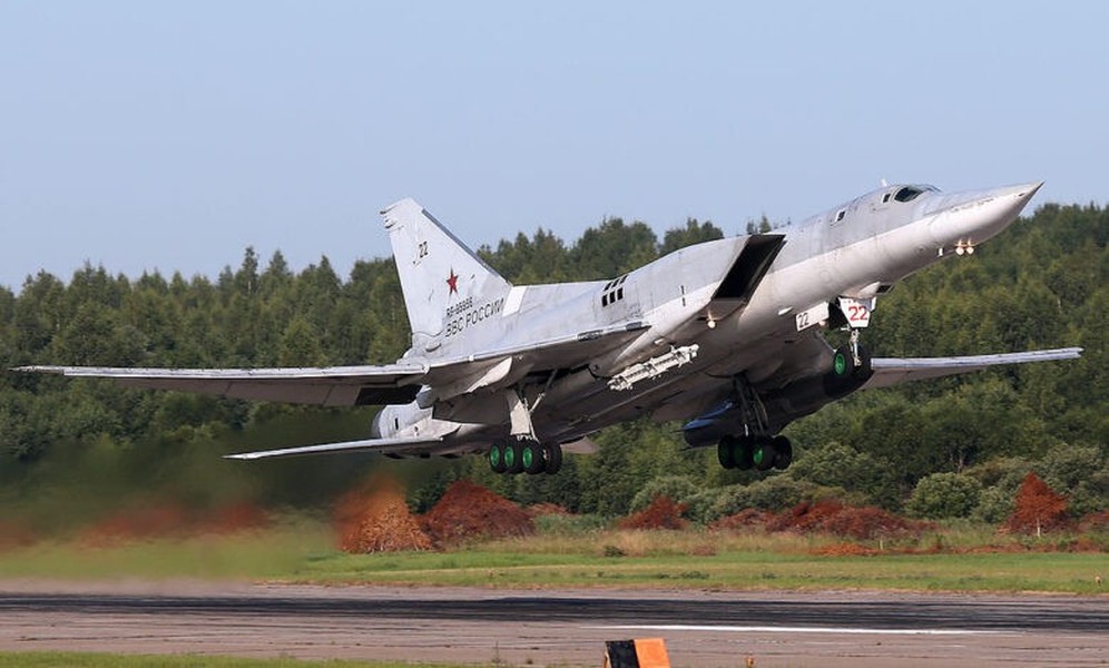 Oanh tạc cơ Tu-22M3 Nga thực hiện màn biểu dương lực lượng chưa từng có - Ảnh 11.